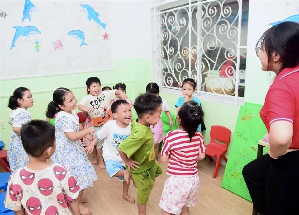 Khoảnh khắc học tập vui tươi của học sinh và giáo viên tại APIX English